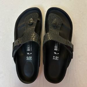 Women’s Gizeh Birkenstock in Black Croc Print - size 37
